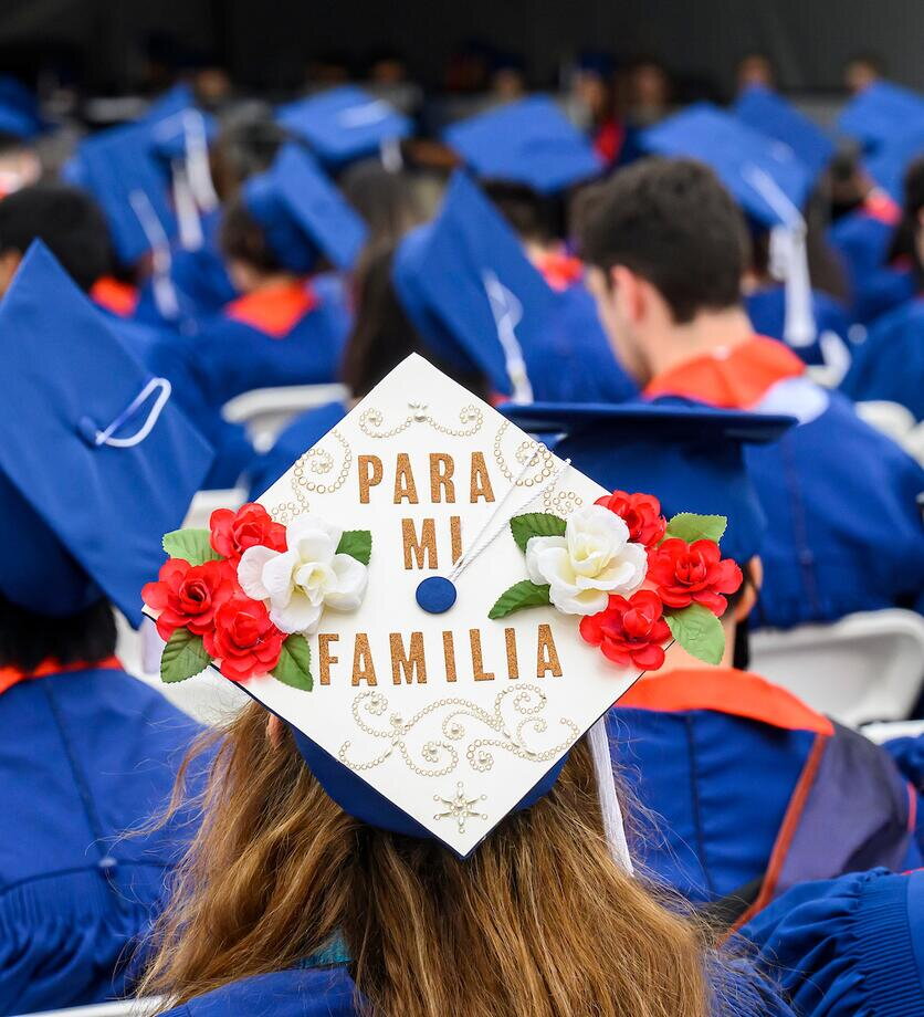 Graduation cap with the words, "Para mi familia" (for my family)